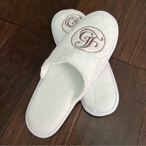 🆕 Disney | Grand Floridian Resort & Spa Terry Cloth White Slippers with GF Logo